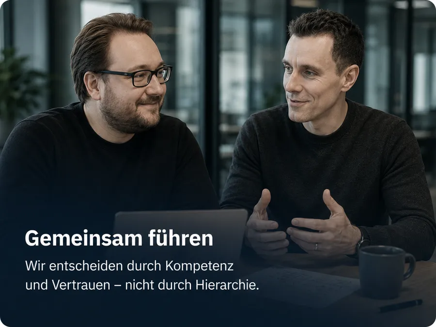 Gemeinsam führen: Wir entscheiden durch Kompetenz und Vertrauen, nicht durch Hierarchie.